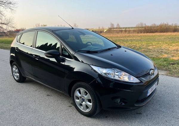 Ford Fiesta cena 16900 przebieg: 175342, rok produkcji 2011 z Opoczno małe 277